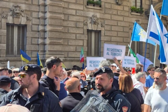 Скандал в Італії: на учасників акції з українськими прапорами скоєно напад