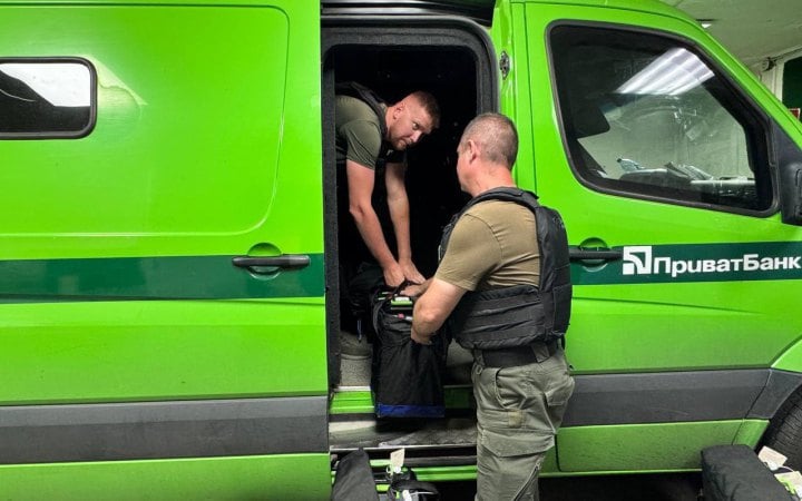 як інкасатори возять готівку у гарячі точки